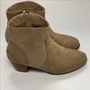 Women’s boots size 9